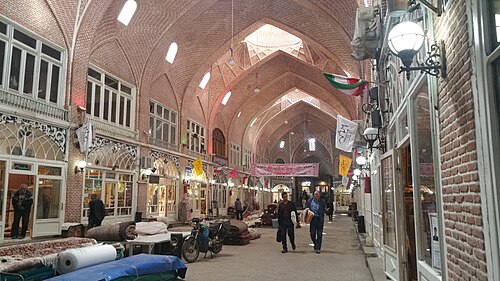 مظفريه، صف رئيسي للسجاد المنسوج يدوياً في بازار تبريز الكبير.