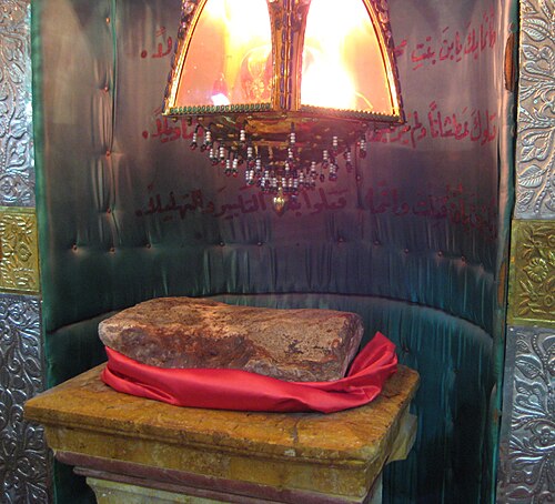 الحجر الملطخ بالدماء داخل المسجد