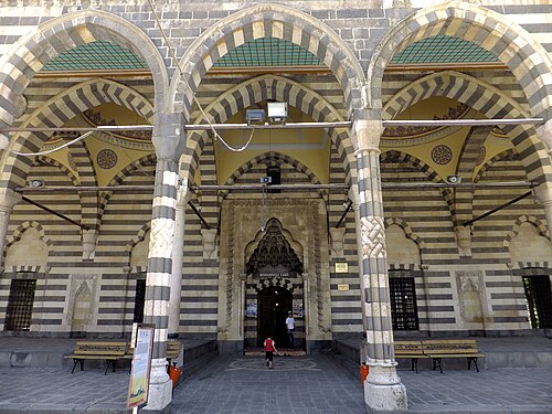 الرواق الأمامي ومدخل المسجد