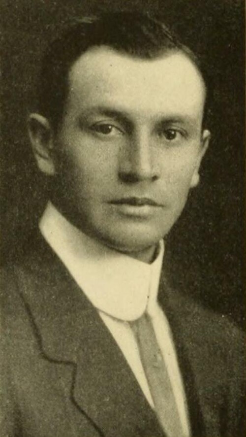كان فرانك ماونت بليزانت أول طالب من مدرسة كارلايل الهندية يتخرج من كلية ديكنسون، عام 1912