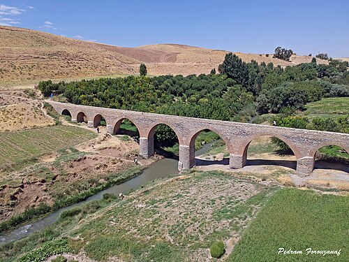 جسر قلعة حاتم في بروجرد غرب إيران