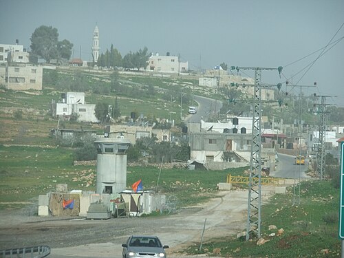 نقطة تفتيش عسكرية إسرائيلية تتحكم في الوصول إلى قرية النبي صالح الفلسطينية، مارس 2012
