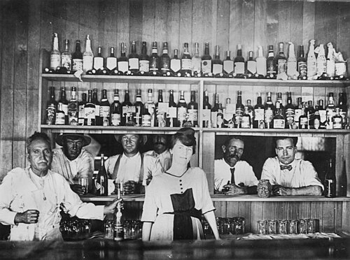 شرب المشروبات في بار فندق كيلبي، حوالي عام 1921