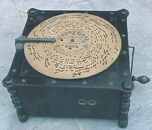 آلة أورغن أسطوانية ذات قصبة حرة صنعها بول إيرليخ في ألمانيا، عام 1892 أو 1894.