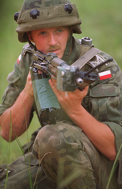 بندقية Kbk AKMS مزودة بجهاز تدريب ليزري MILES في يد جندي بولندي عام 1997.