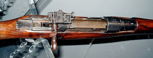 بندقية روس الكندية، طراز Mk.1، معروضة في متحف RCR في لندن.