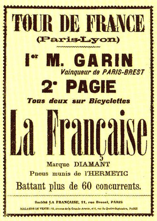 النص الفرنسي: "Tour de France (Paris-Lyon) – 1er M. Garin, Vainquer de Paris-Brest. 2e Pagie. Tous deux sur Bicyclettes La Française, marque diamant, pneus munis de l'Hermetic. Battant plus de 60 concurrents".