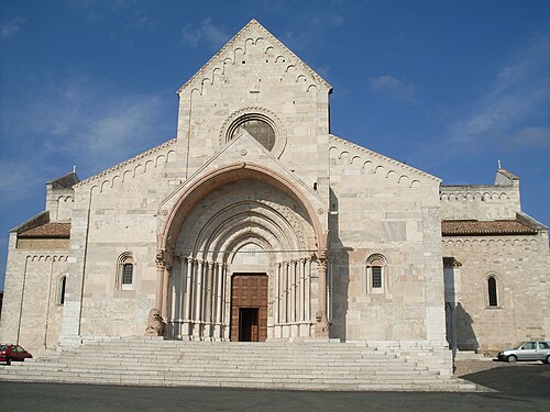 مقر أبرشية أنكونا أوسيمو هو Basilica Cattedrale Metropolitana di San Ciriaco.