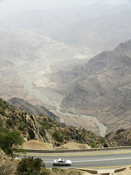 طريق في الجبال بين الباحة والمخواح