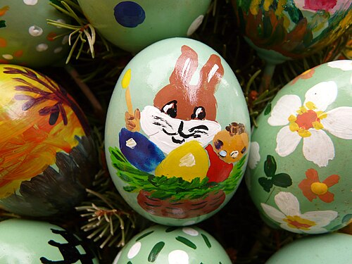 بيضة عيد الفصح مزينة بأرنب عيد الفصح
