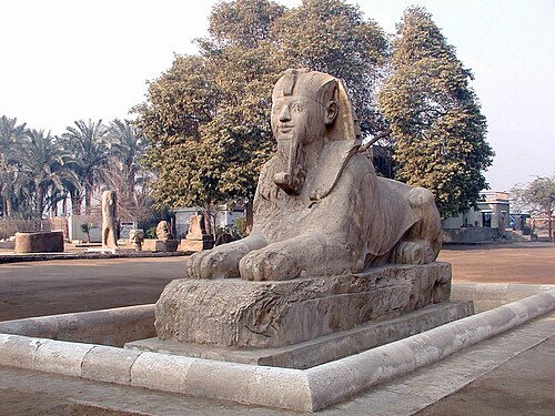 تمثال أبو الهول المصنوع من المرمر الموجود خارج معبد بتاح