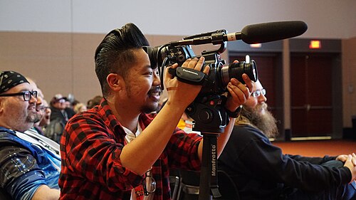 جان أوتشوا ينتج محتوى فيديو في منطقة جلوس في معرض PAX East 2018