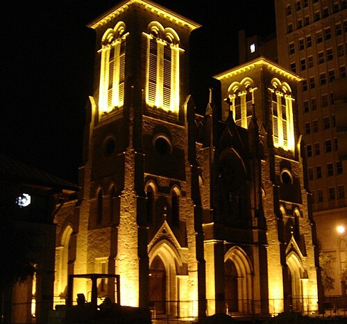 تُعد كاتدرائية سان فرناندو واحدة من أقدم الكاتدرائيات العاملة في الولايات المتحدة، ويعود تاريخها إلى عام 1731.