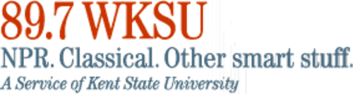 ثلاثة أسطر من النص، جميعها بخط serif. السطر الأول، باللون الأحمر، مكتوب عليه "89.7 WKSU". السطر الثاني، باللون الأزرق، مكتوب عليه "NPR. موسيقى كلاسيكية. وأشياء ذكية أخرى". السطر الثالث، بخط مائل، مكتوب عليه "خدمة من جامعة ولاية كينت".