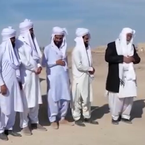 مجموعة من رجال البلوش يحملون عصا (باغ)