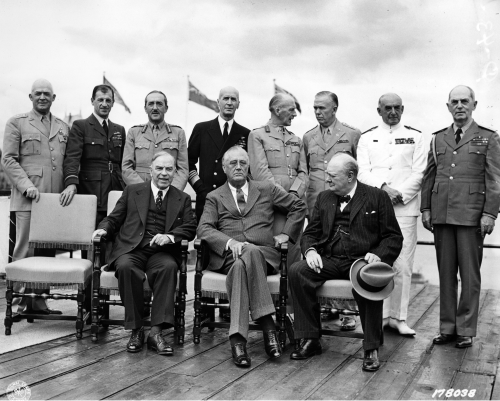في 18 أغسطس 1943 في مؤتمر كيبيك الأول. (الجلوس: كينغ، روزفلت، تشرشل)