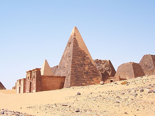 الهرم رقم 19 من الجانب، شكل ذو وجه أملس