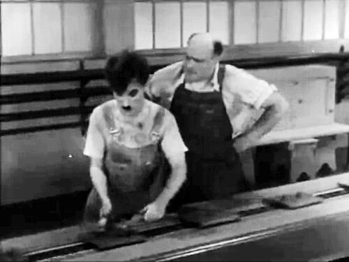 تشارلي تشابلن في مشهد من فيلم العصر الحديث (1936)