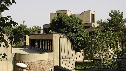 يستند متحف طهران للفنون المعاصرة، الذي صممه كامران ديبا، إلى عناصر إيرانية تقليدية مثل البادغير، ومع ذلك يتميز بتصميم داخلي حلزوني يذكرنا بمتحف غوغنهايم لفرانك لويد رايت.