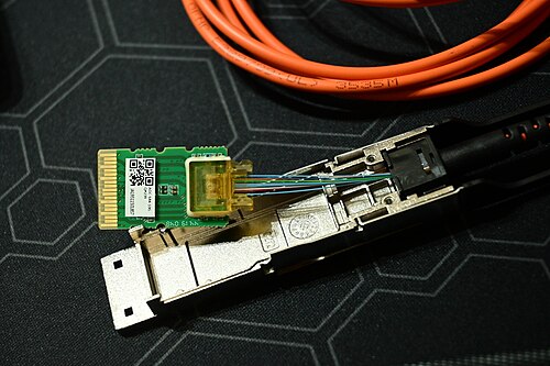 جهاز إرسال واستقبال QSFP مفكك يوضح وصلة الألياف الضوئية والإلكترونيات