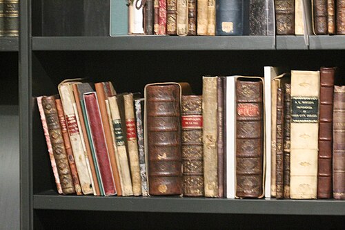 كتب من مكتبة إتس حاييم معروضة