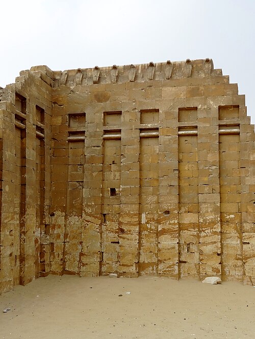 جدار محفور في مصلى القبر الجنوبي، مزين بنقش على شكل ثعبان الكوبرا