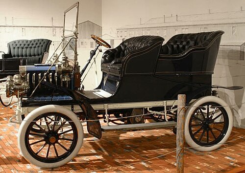 سيارة أوبورن موديل 1904 بإطارات مطاطية بيضاء بالكامل