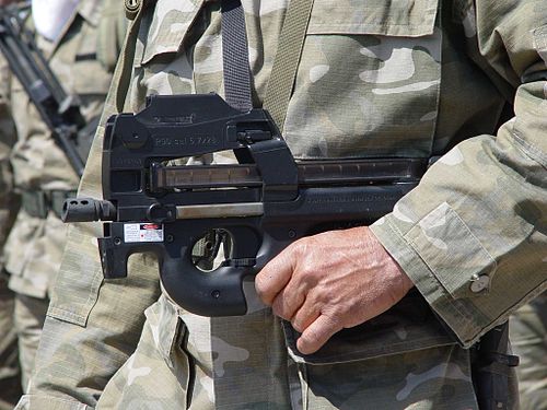 صورة لأحد أفراد الحرس الوطني القبرصي وهو يحمل بندقية P90 خلال عرض عسكري في لارنكا