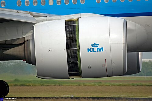 طائرة جنرال إلكتريك GE90-94B مع عاكس الدفع الخاص بها قيد التشغيل
