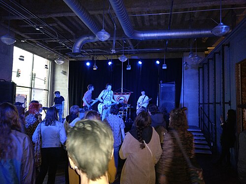 يقدم أعضاء فرقة Shucking Fit الصغار عروضهم الموسيقية تحت رعاية مشروع Boise All-ages Movement Project (B-AMP) في موقع Urban Outfitters سابق؛ كما كان لفرقة Ballet Idaho مسرح هناك أيضًا.