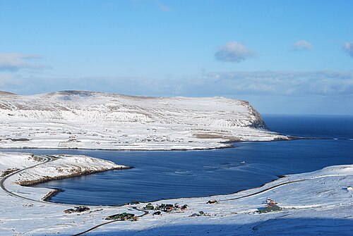 Øravík في الثلج في 28 فبراير 2010. Froðba على الجانب الآخر من Trongisvágsfjørður.