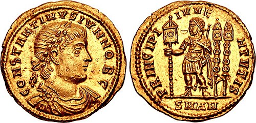 سوليدوس قسطنطين الثاني كقيصر (19 عامًا)، تحمل علامة: Constantinus iun· nob · caes · على الوجه ("قسطنطين الصغير، أنبل قيصر") وprincipi iuventutis (أمراء الشباب) على الظهر