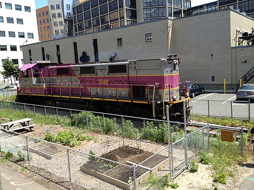 حافلة MBTA 3GS21B-DE على خط سكة حديد غراند جانكشن.