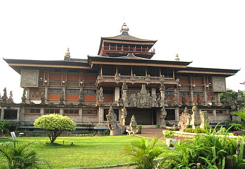 متحف إندونيسيا في متحف TMII يتميز بعمارة بالية متقنة مطبقة على هيكل ضخم.