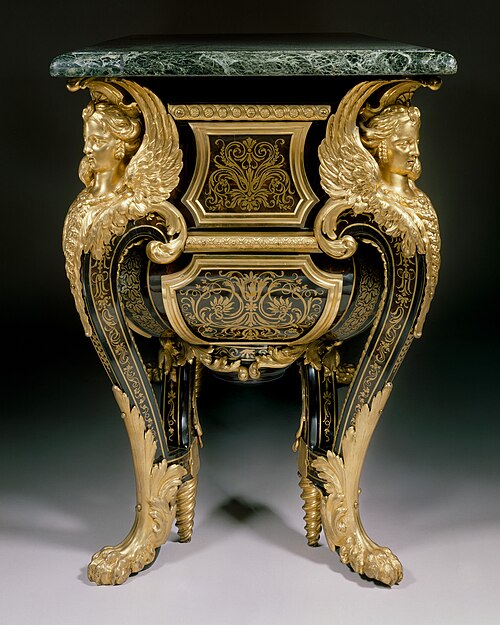 الكومود أندريه تشارلز بول، ابن جان بول (حوالي 1710–20). عمل بول من النحاس، وترصيع صدفة السلحفاة.