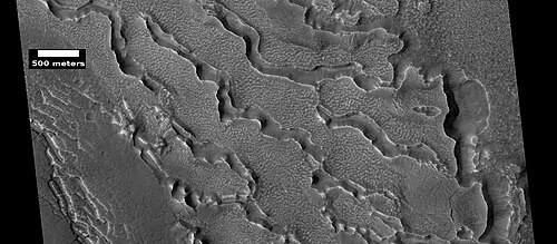 الشقوق الصغيرة والكبيرة، كما رصدها جهاز HiRISE ضمن برنامج HiWish. ستتوسع الشقوق الصغيرة على اليسار لتصبح أكبر بكثير نتيجة لتسامي الجليد الأرضي. يكشف الشق مساحة سطح أكبر، مما يزيد بشكل كبير من التسامي في الهواء المريخي الرقيق.