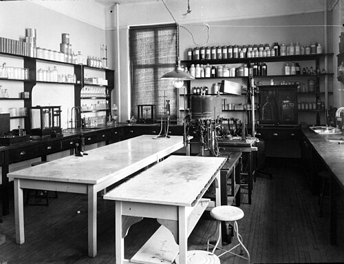قاعة دراسية ومختبر في مبنى طبي عام 1927