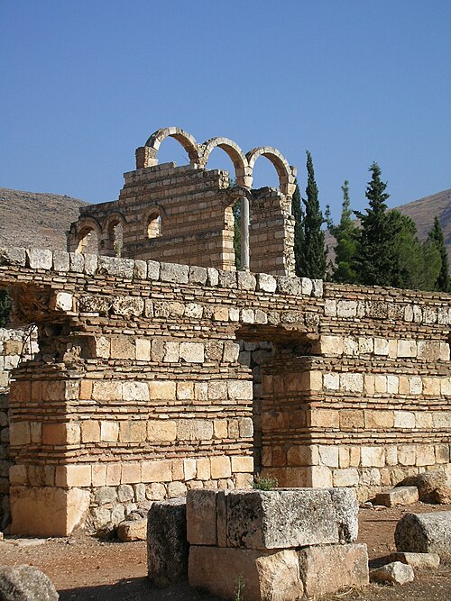 الجدار الخارجي للقصر الكبير، عنجر.