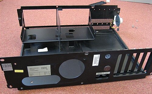 هيكل كمبيوتر شخصي من نوع IBM 5150 بدون غطاء، يحتوي على 5 فتحات