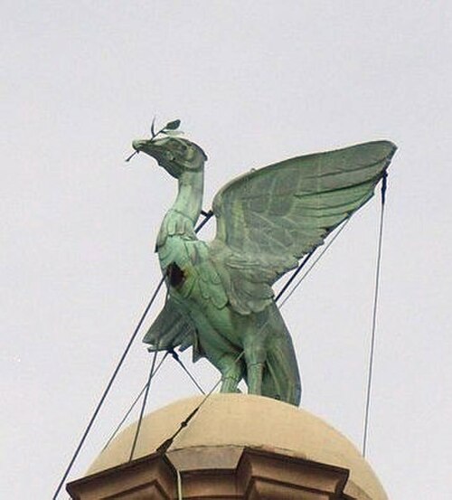 أحد طائري الكبد اللذين يجلسان أعلى كل برج من أبراج المبنى