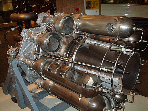 تم اختبار نظام Power Jets W.2 عند تركيبه الأولي في طائرة Gloster E28/39 دون أي تشتيت للهواء عند مخرج التوربين (رقم ماخ 0.8). استُخدمت مساحة الحلقة الدائرية لشفرة التوربين لتحديد طول الأنبوب اللازم للوصول إلى ذيل الطائرة. وصل العادم إلى سرعة الصوت عند قوة دفع منخفضة، ولكن عند الحد الأقصى لدرجة حرارة التوربين نتيجةً لفقدان الضغط المفرط والتسخين الاحتكاكي. أُضيف تشتيت للهواء خلف التوربين باستخدام المخروط الموضح لتقليل رقم ماخ عند مدخل الأنبوب.