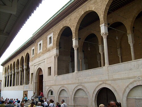 الواجهة الشرقية الخارجية للمسجد، مع رواقها الذي يعود إلى القرن السابع عشر
