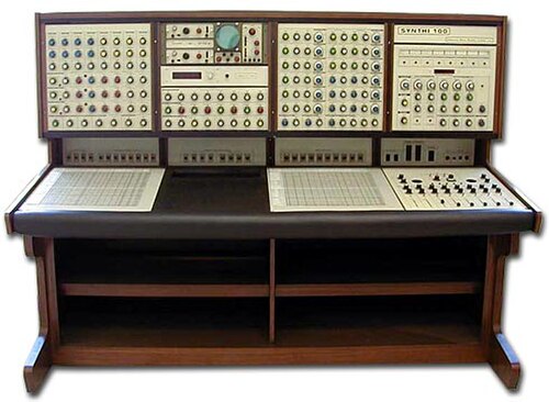 جهاز EMS Synthi 100 (1971)، المعروف سابقًا باسم Digitana، ويُطلق عليه أيضًا اسم The Delaware