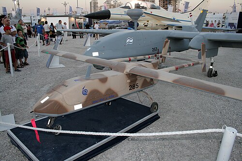 طائرة بدون طيار من طراز IAI Scout Oriole (في المقدمة)، وهي تطوير إضافي لطائرة Mastiff، في معرض عام 2008