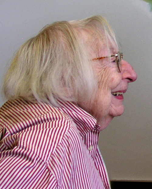 وجه امرأة مسنة مبتسمة