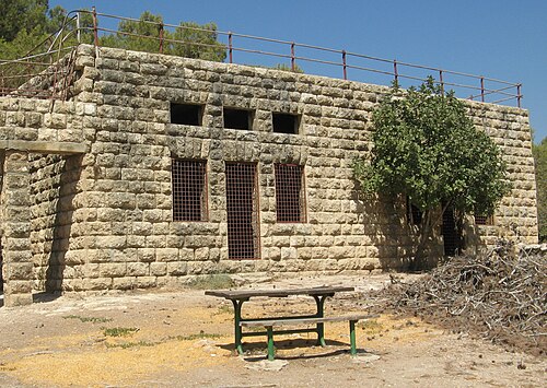 مدرسة، بُنيت عام 1947، كانت بيت سوسين تشترك فيها مع سكان قرية بيت جيز