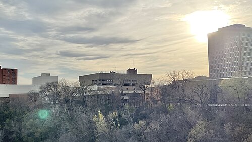 ضفة نهر تصطف على جانبيها الأشجار، وكثير منها عارٍ من أوراقه، وخلفها تقع قاعة فيرغسون، أمام مركز راريج مباشرةً. وإلى اليمين تقع قاعة أندرسون، وخلفها مبنى العلوم الاجتماعية، بينما تقع قاعة تيد مان للحفلات الموسيقية على اليسار، أمام قاعة ميدلبروك.