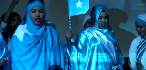 نساء صوماليات يرتدين العلم الصومالي في حفل إطلاق في ولاية خاتومو.