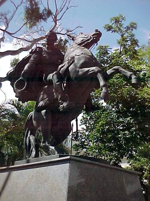 تمثال الفروسية في بلازا بوليفار دي لوس تيكيس.