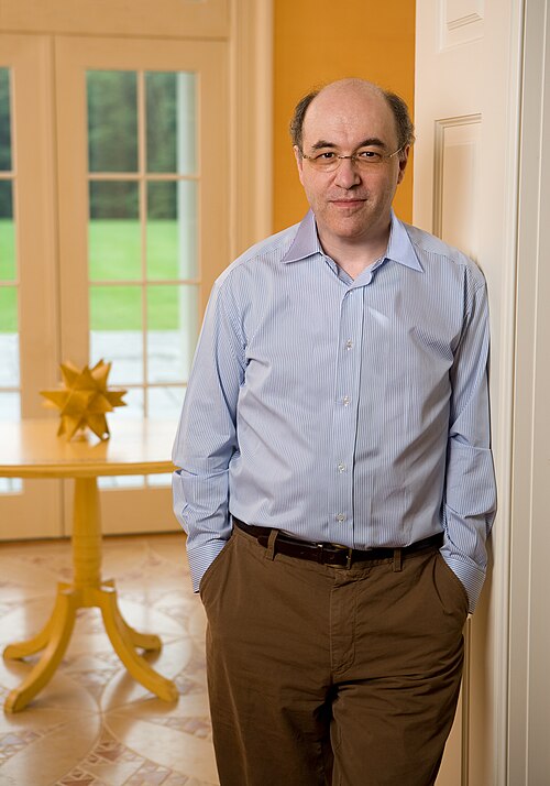 ستيفن وولفرام، حاصل على درجة الدكتوراه عام 1979، مبتكر برنامجي Mathematica و Wolfram Alpha؛ أحد أوائل الحاصلين على زمالة ماك آرثر عام 1981